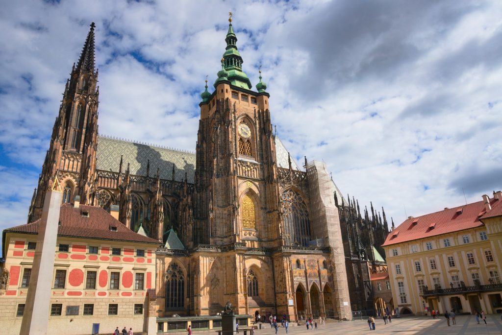 prague castle luggage storage